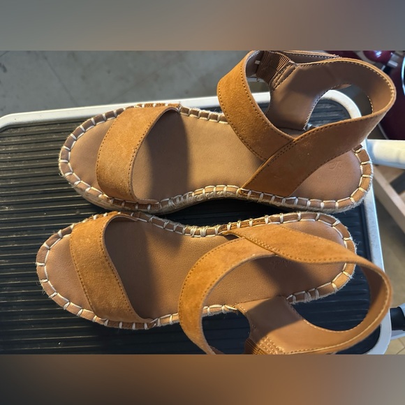 Universal Threads Sandals. Size 6.5 - Picture 2 of 6